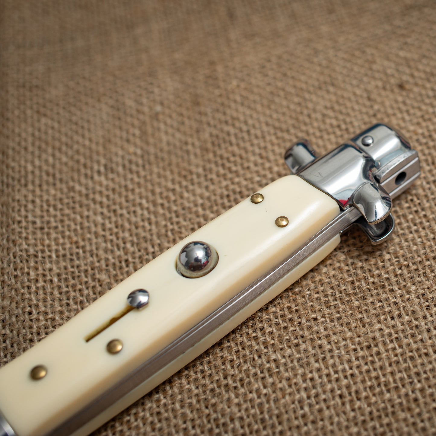 Glacier Edge Italian Style Switchblade Knife – Mirror Finish Blade, Classic White Handle, Everyday Carry